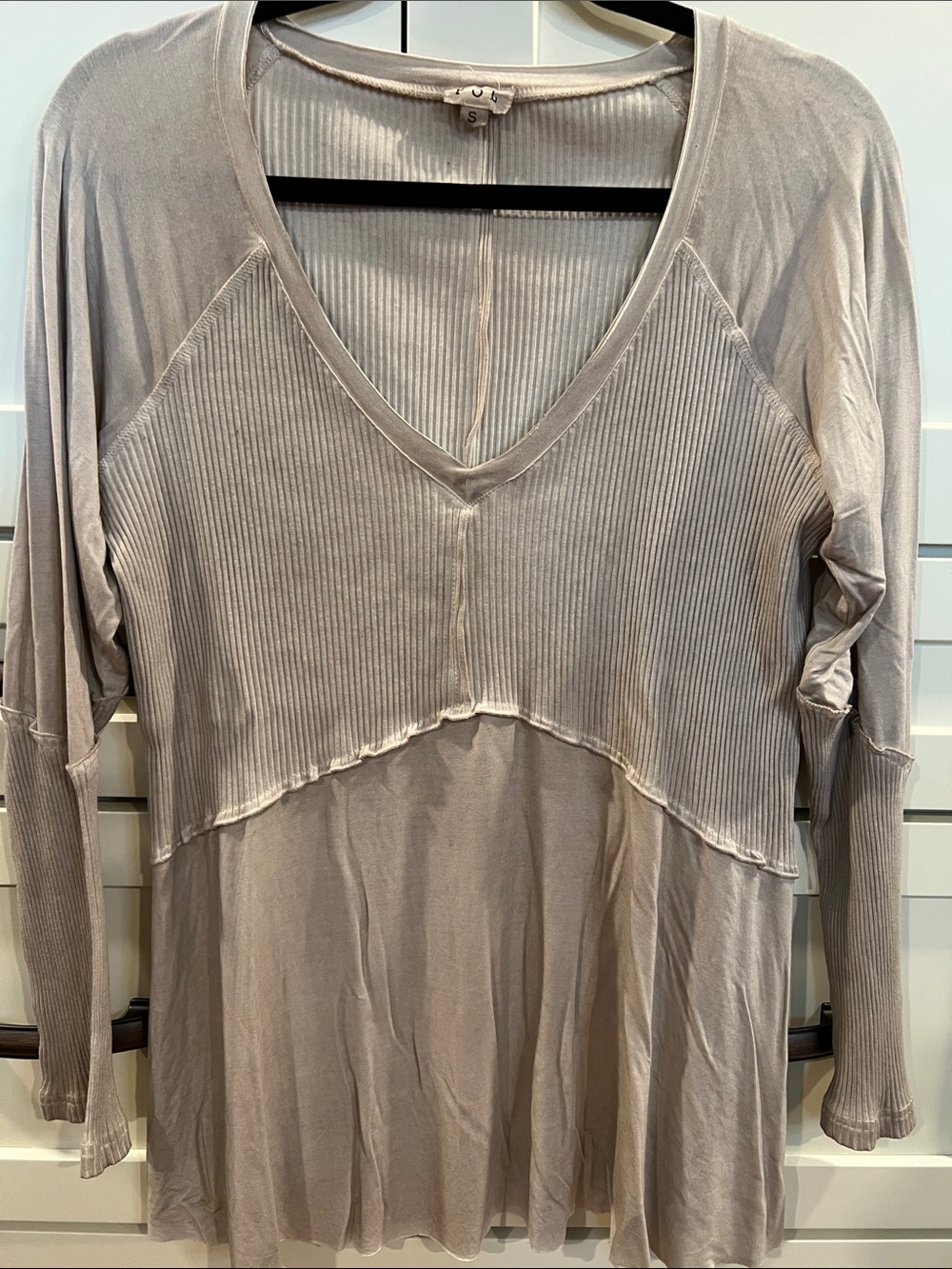 POL Ribbed V-Neck Long Sleeve Top in Light Taupe Sz S